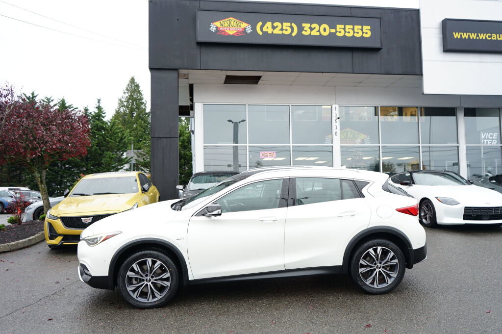 Used 2018 INFINITI QX30 Premium w/ Technology Package image 2