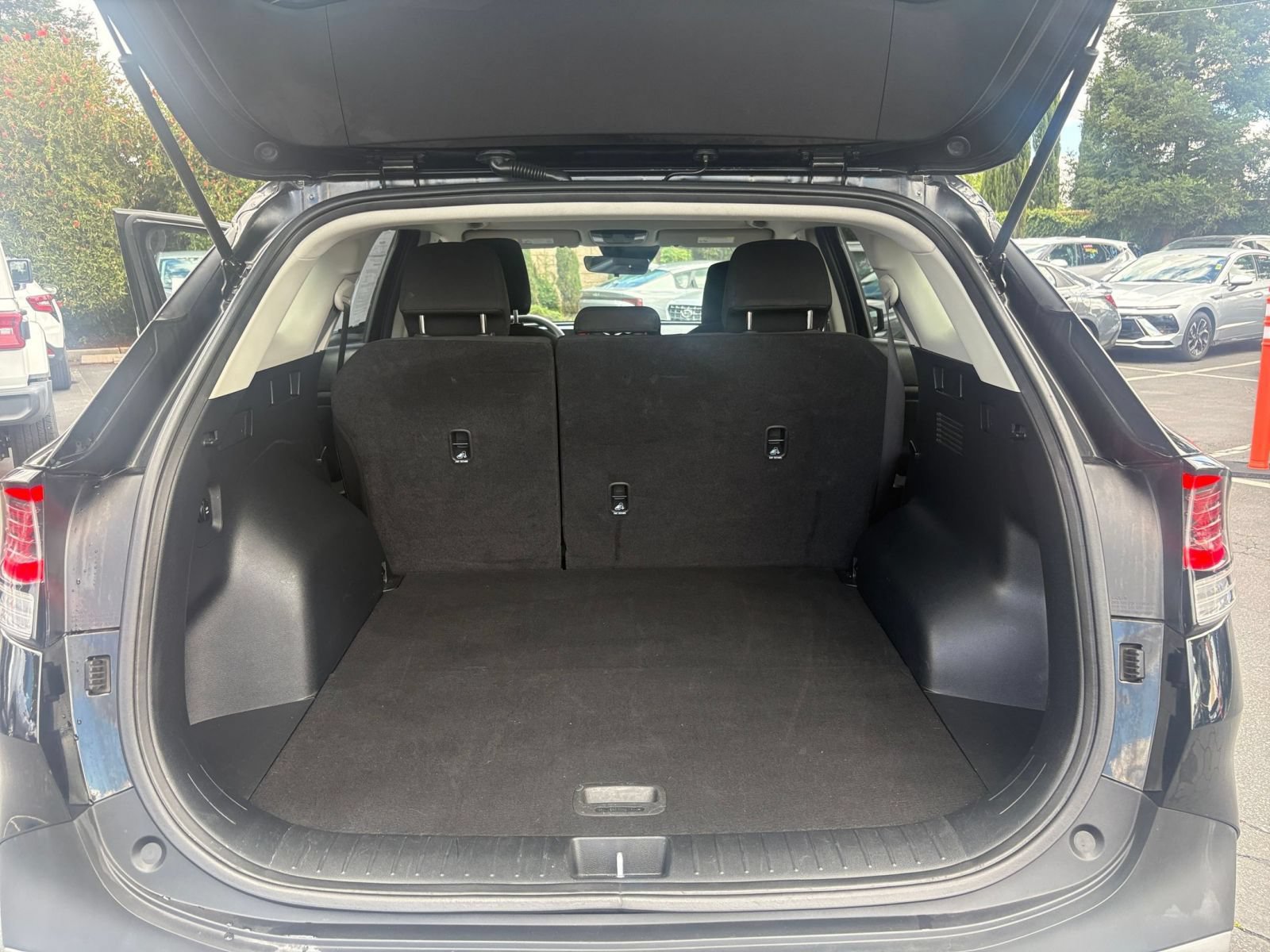 Used 2025 Kia Sportage LX FWD image 30