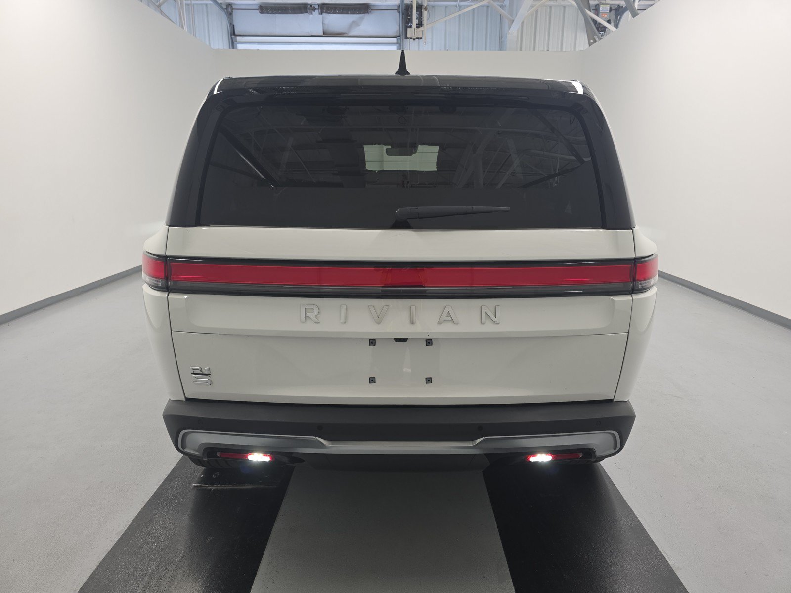 Used 2024 Rivian R1S Adventure AWD/4WD image 4