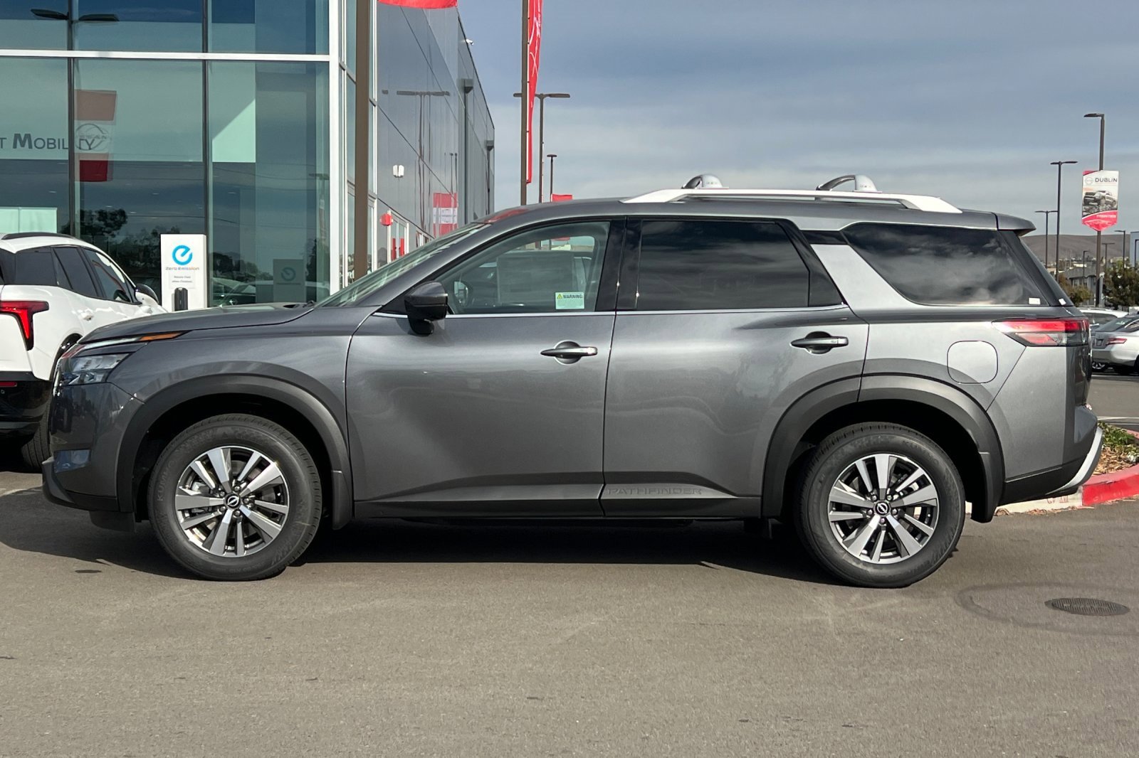 New 2025 Nissan Pathfinder SL w/ Lighting Package (N92) image 7