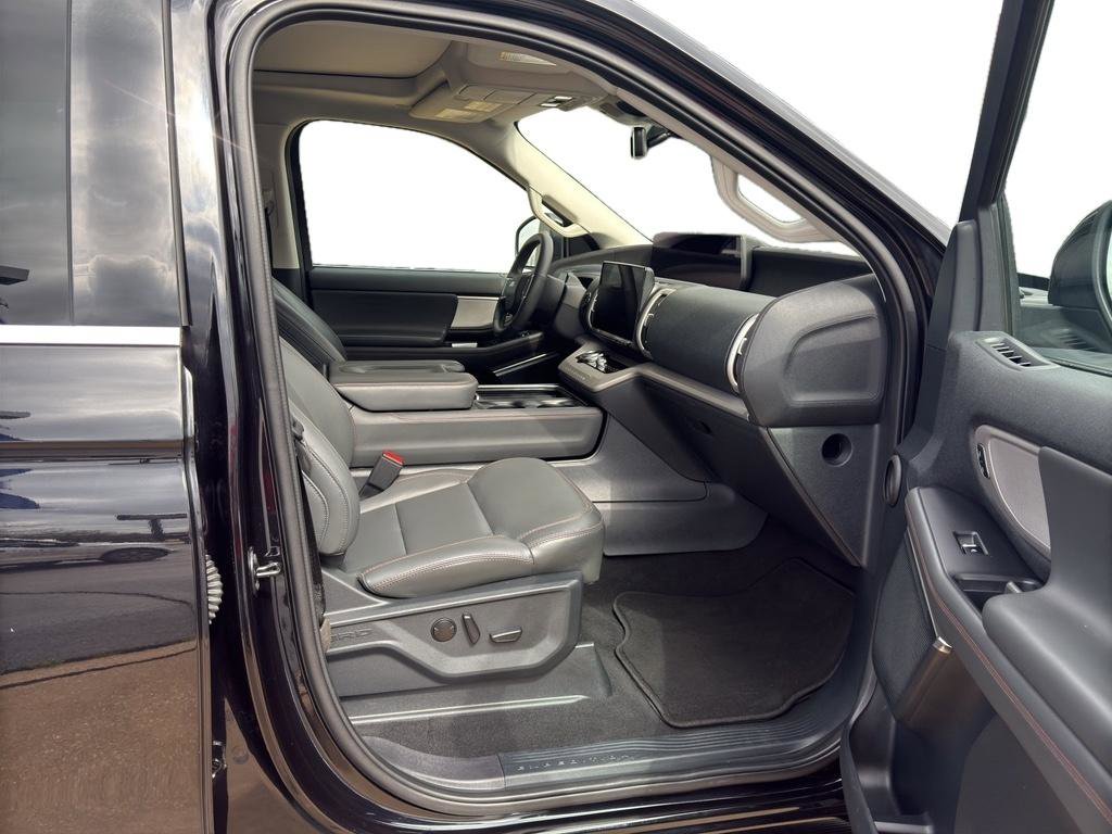 Used 2025 Ford Expedition Active image 7