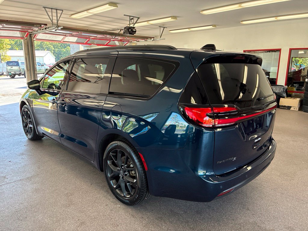 Certified 2025 Chrysler Pacifica Limited FWD image 27