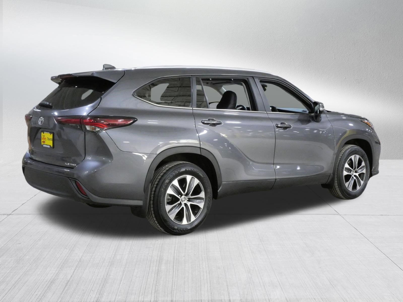 Used 2024 Toyota Highlander XLE image 8