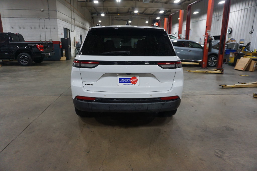 Used 2023 Jeep Grand Cherokee Altitude AWD/4WD image 21