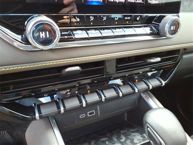 Used 2024 Chevrolet Colorado ZR2 w/ Technology Package image 21