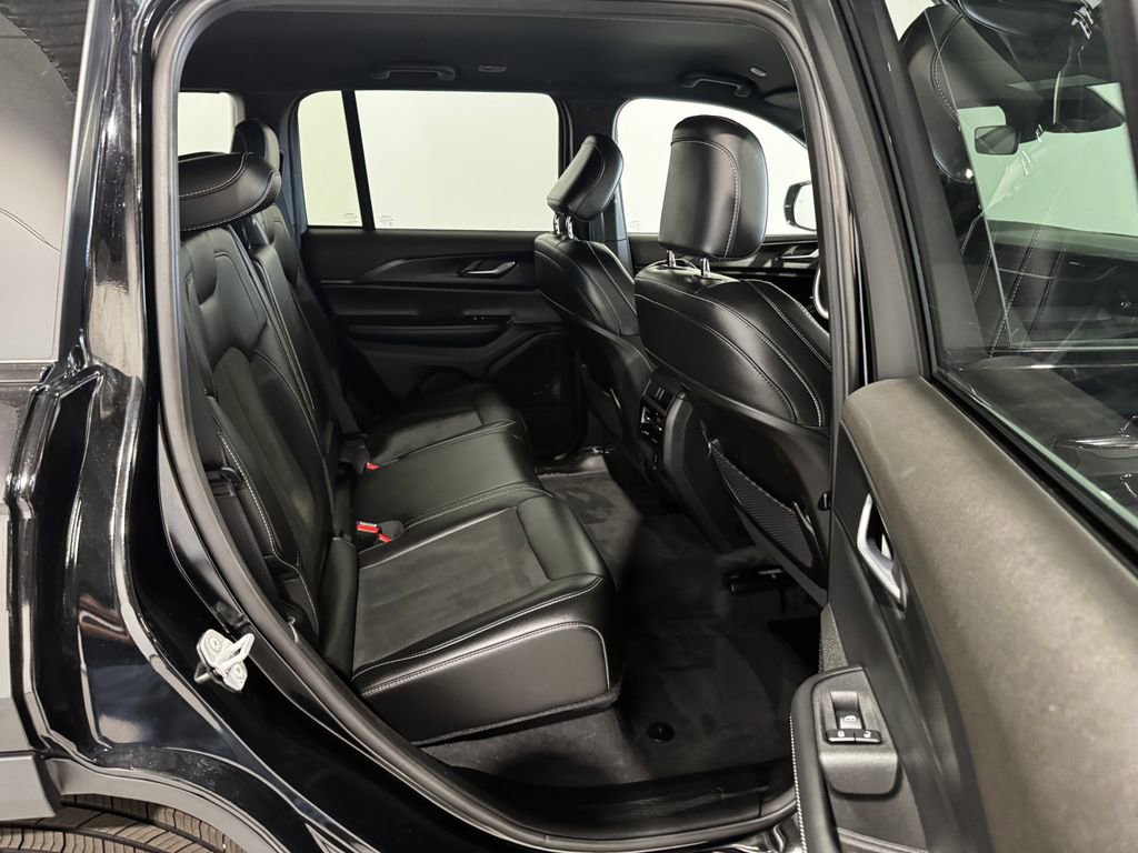 Used 2025 Jeep Grand Cherokee Altitude AWD/4WD image 24