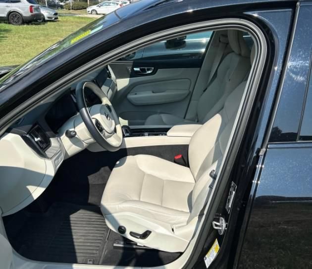 Used 2023 Volvo XC60 B5 Plus w/ Climate Package AWD/4WD image 4