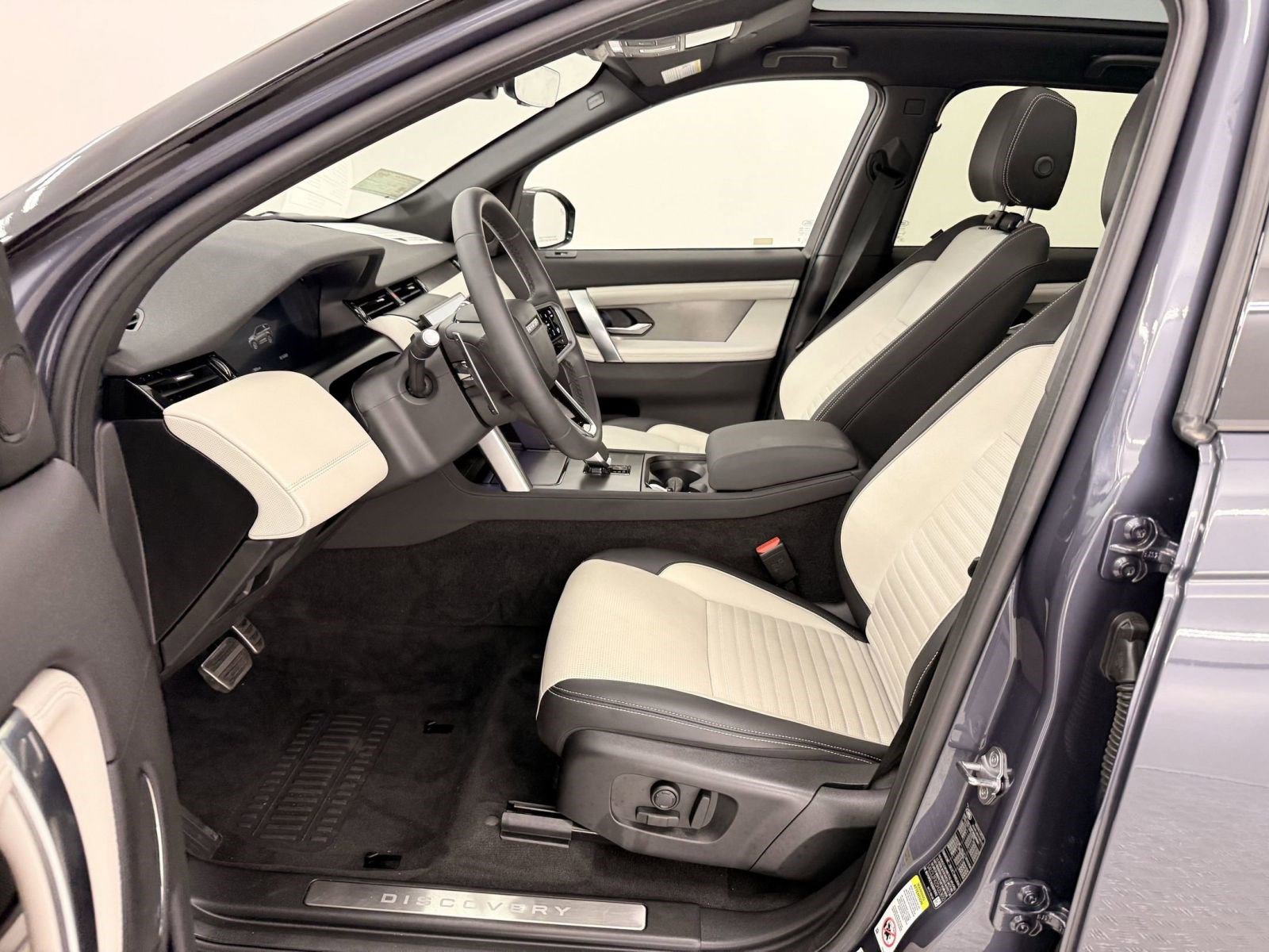 Used 2025 Land Rover Discovery Sport Dynamic SE image 5