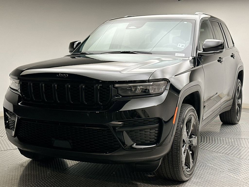 Used 2023 Jeep Grand Cherokee Altitude image 1