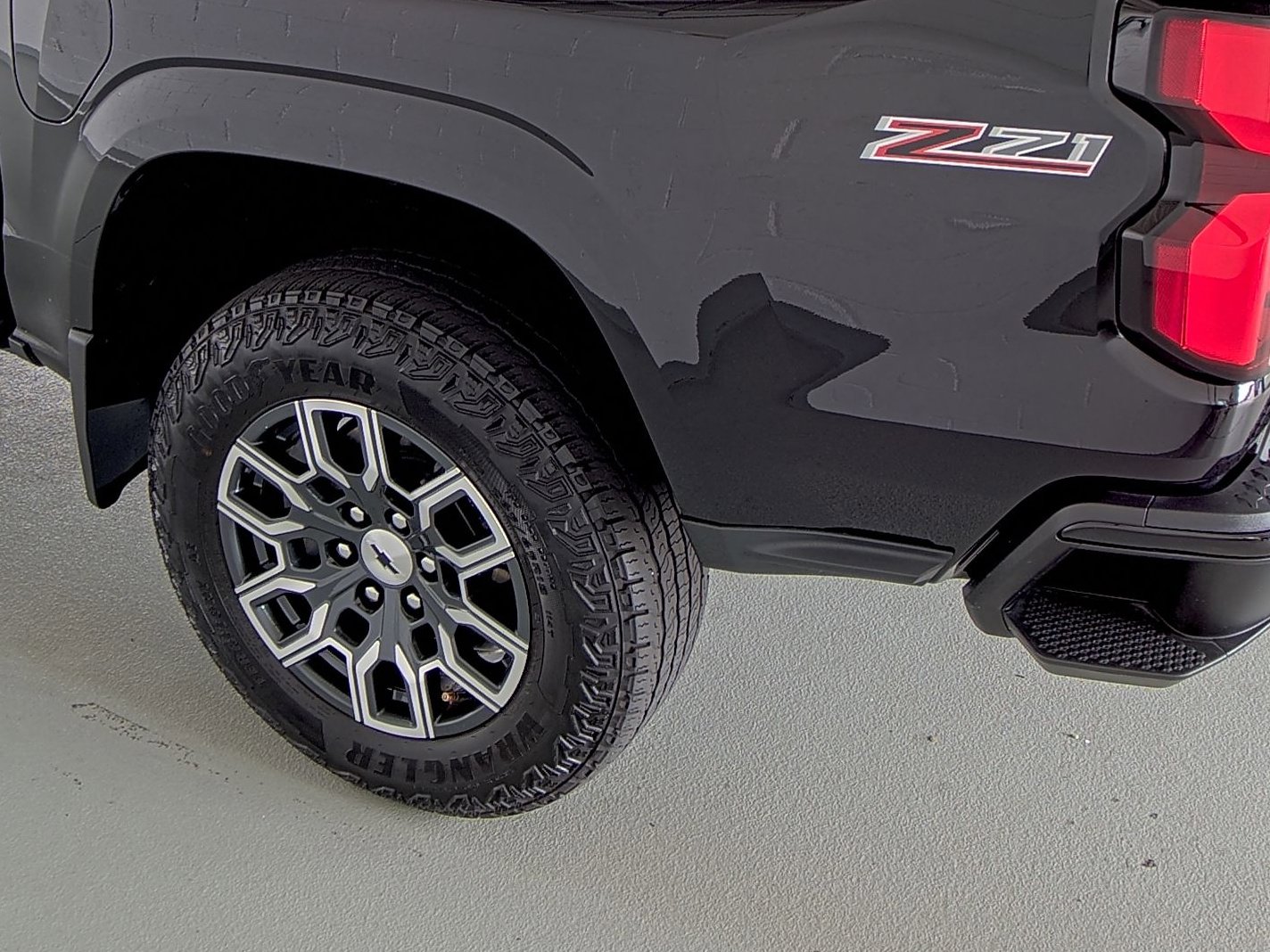 Used 2023 Chevrolet Colorado Z71 w/ Z71 Convenience Package 2 image 9