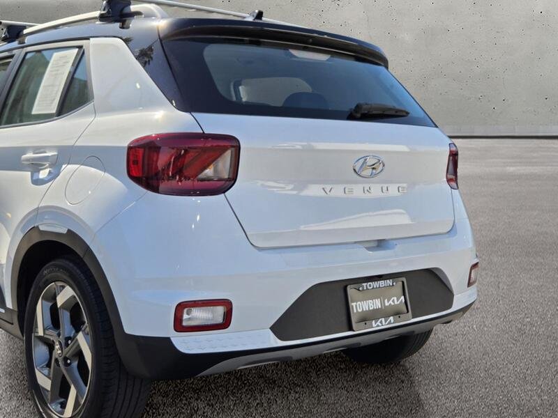 Used 2022 Hyundai Venue Limited FWD image 5