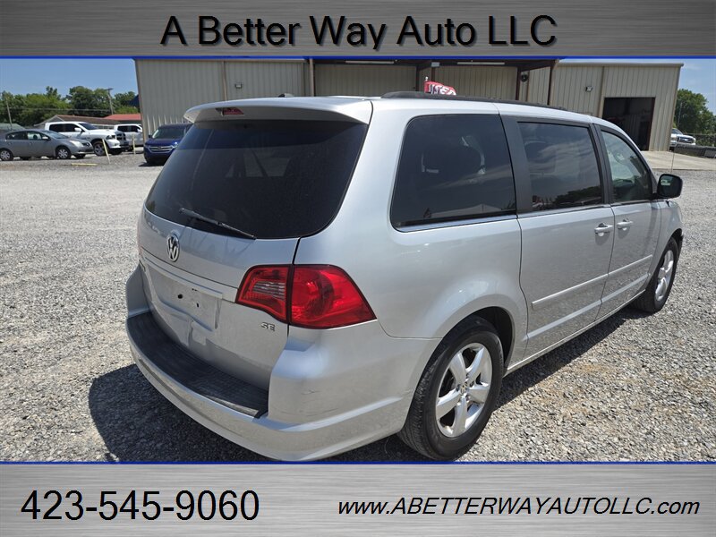 Used 2011 Volkswagen Routan SE FWD image 4