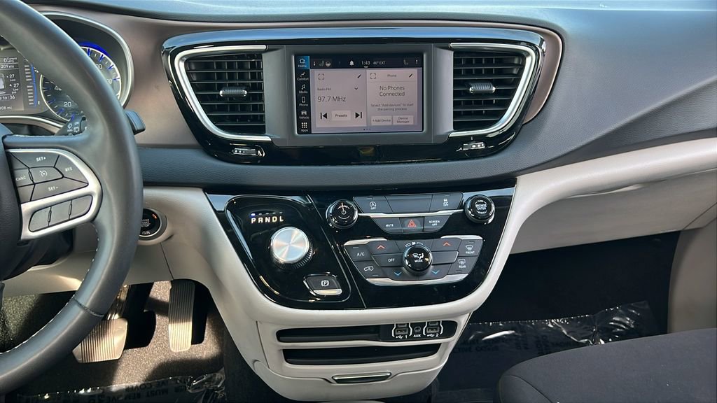 Used 2023 Chrysler Voyager LX image 19