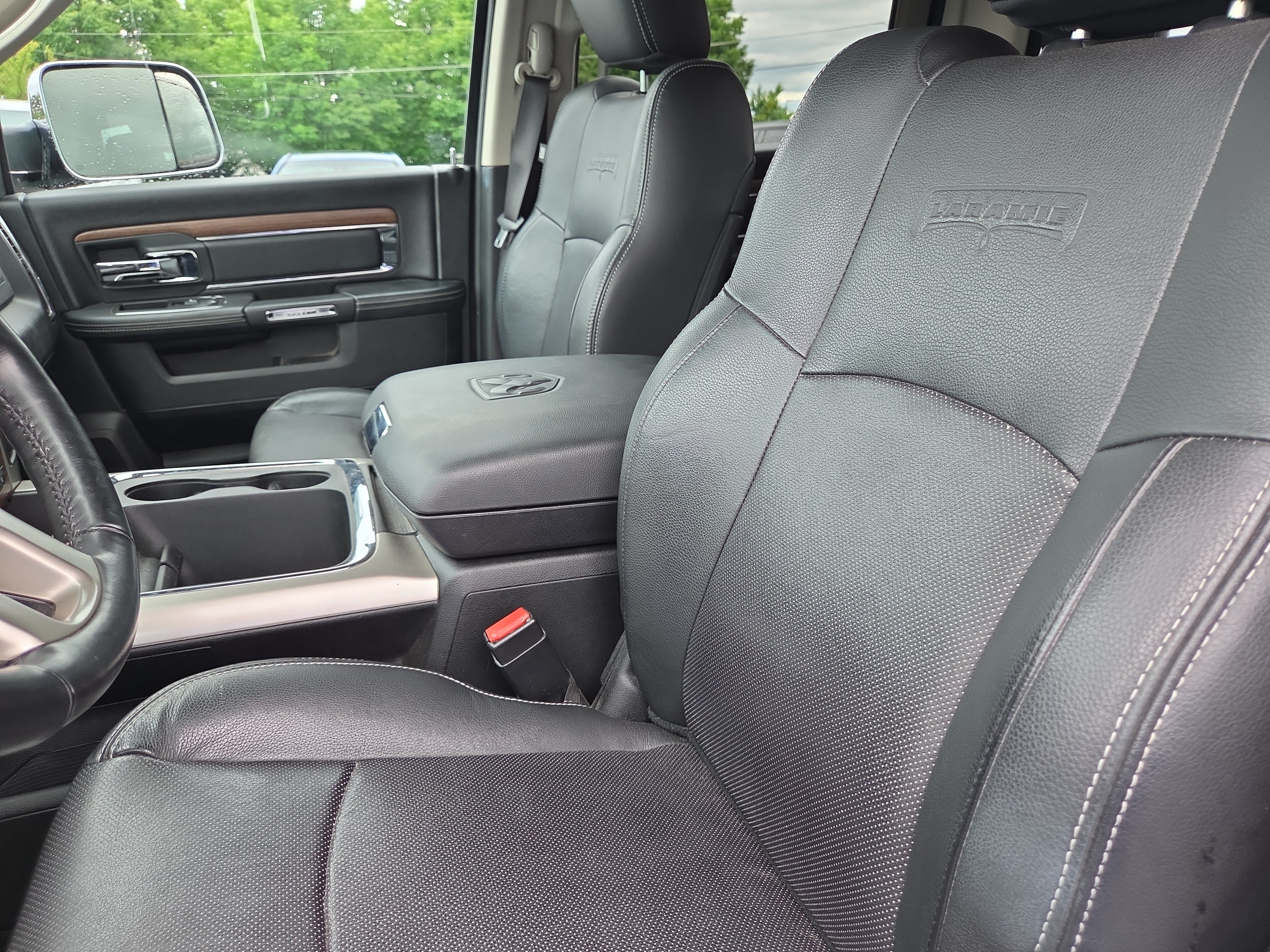Used 2017 RAM 1500 Laramie w/ Convenience Group AWD/4WD image 2
