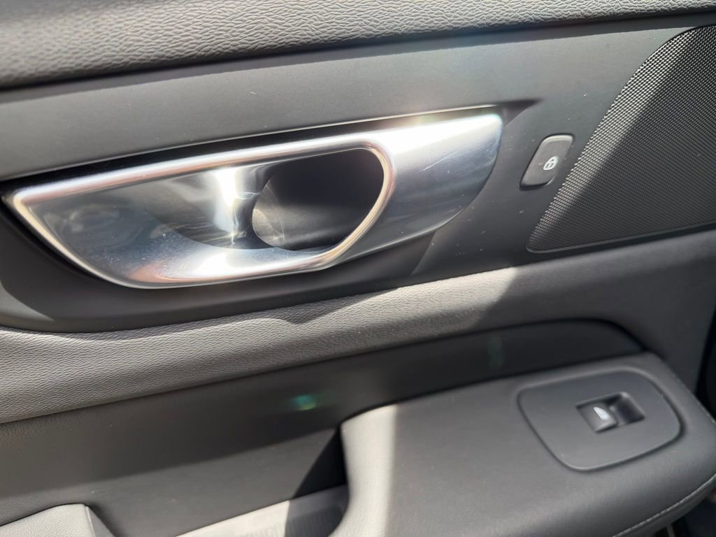 Used 2025 Volvo V60 B5 Cross Country Plus image 18