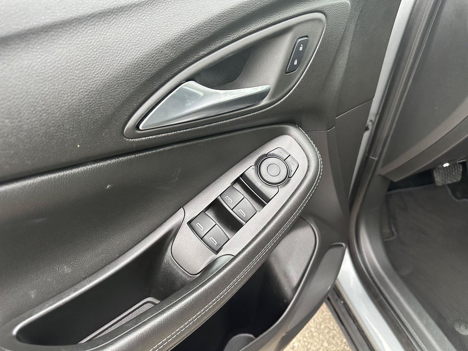 Used 2025 Buick Encore GX Preferred AWD/4WD image 19