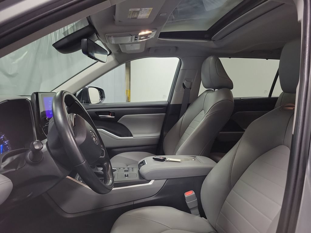 Used 2023 Toyota Highlander XLE AWD/4WD image 15