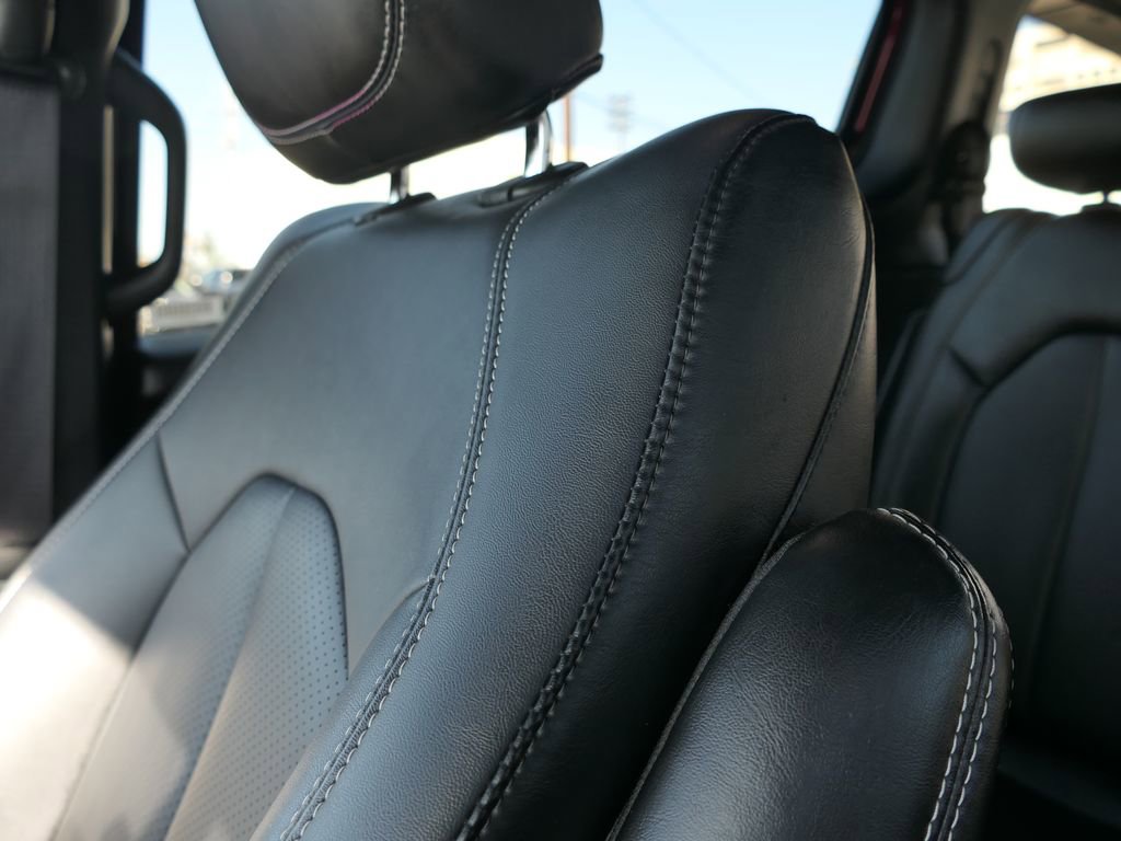 Used 2025 Chrysler Pacifica Select image 10