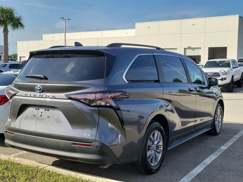 Used 2025 Toyota Sienna XLE image 10