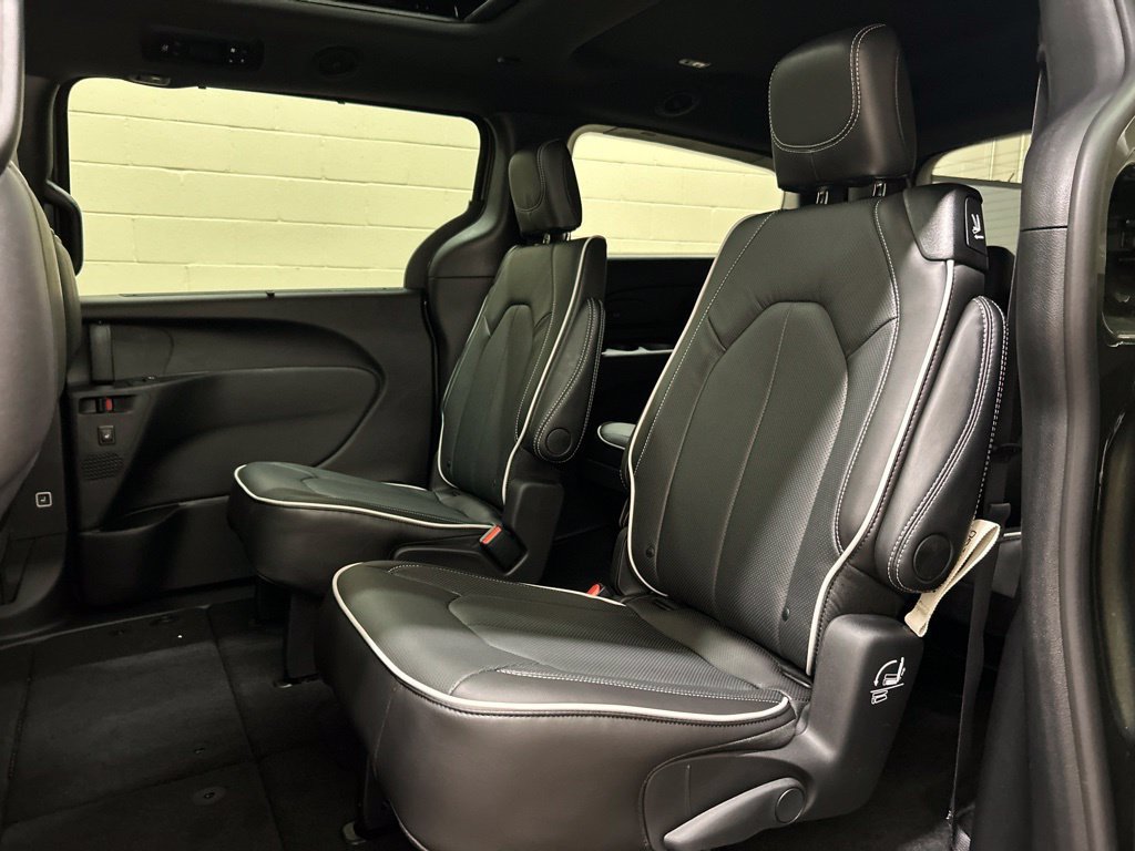 New 2027 Chrysler Pacifica Limited FWD image 9