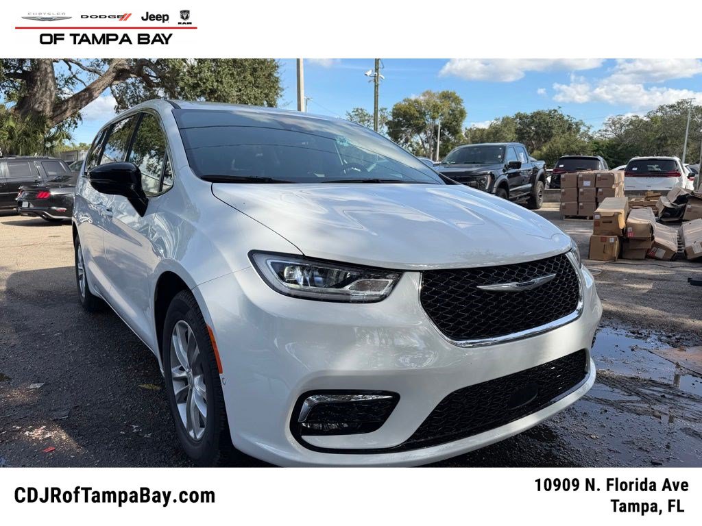 New 2026 Chrysler Pacifica Select