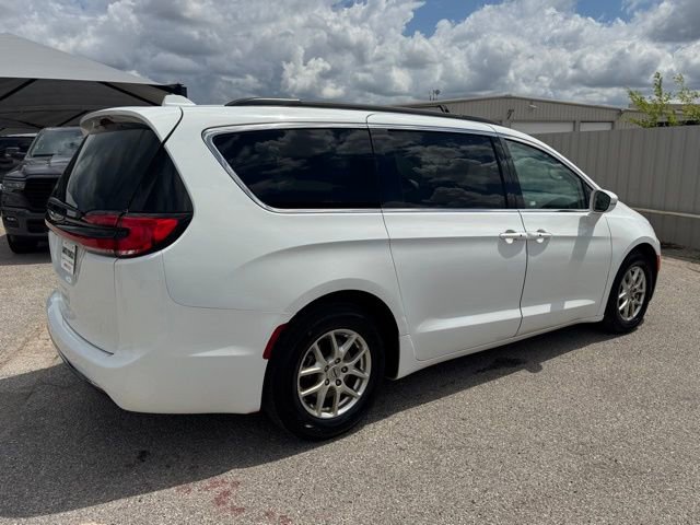 Used 2022 Chrysler Pacifica Touring-L image 6