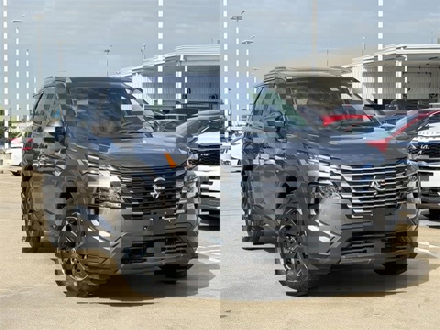 Used 2024 Nissan Rogue SV w/ SV Premium Package image 2
