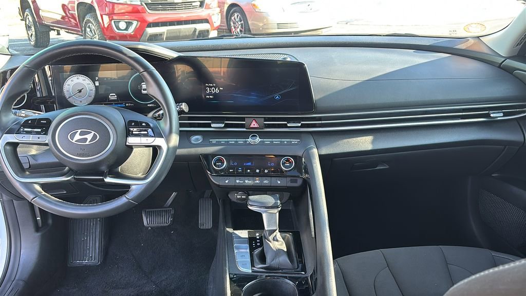 Used 2025 Hyundai Elantra SEL image 12