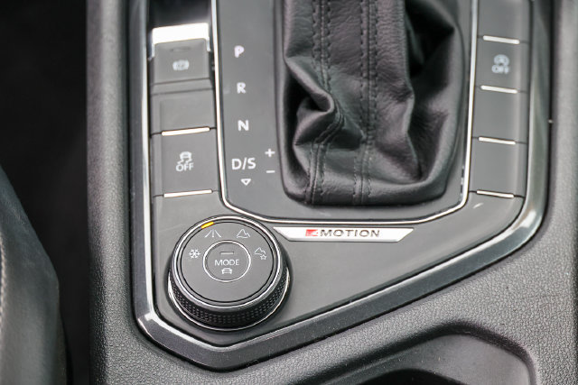 Used 2018 Volkswagen Tiguan SE w/ Panoramic Sunroof Package AWD/4WD image 12