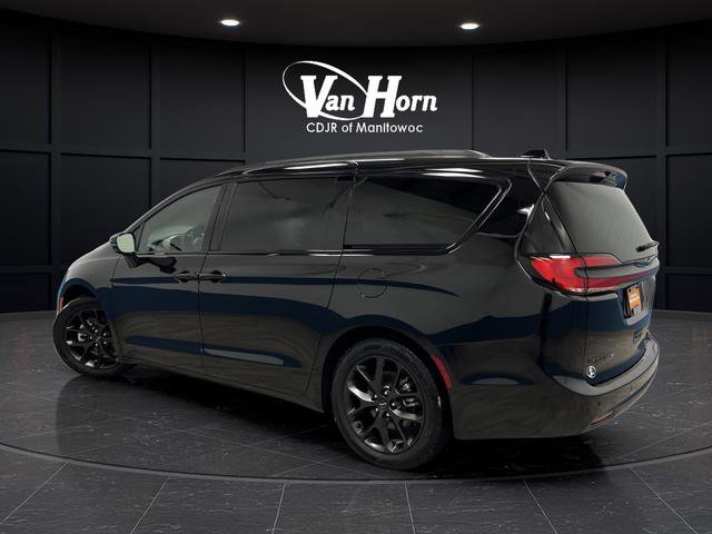 Used 2025 Chrysler Pacifica Limited image 3