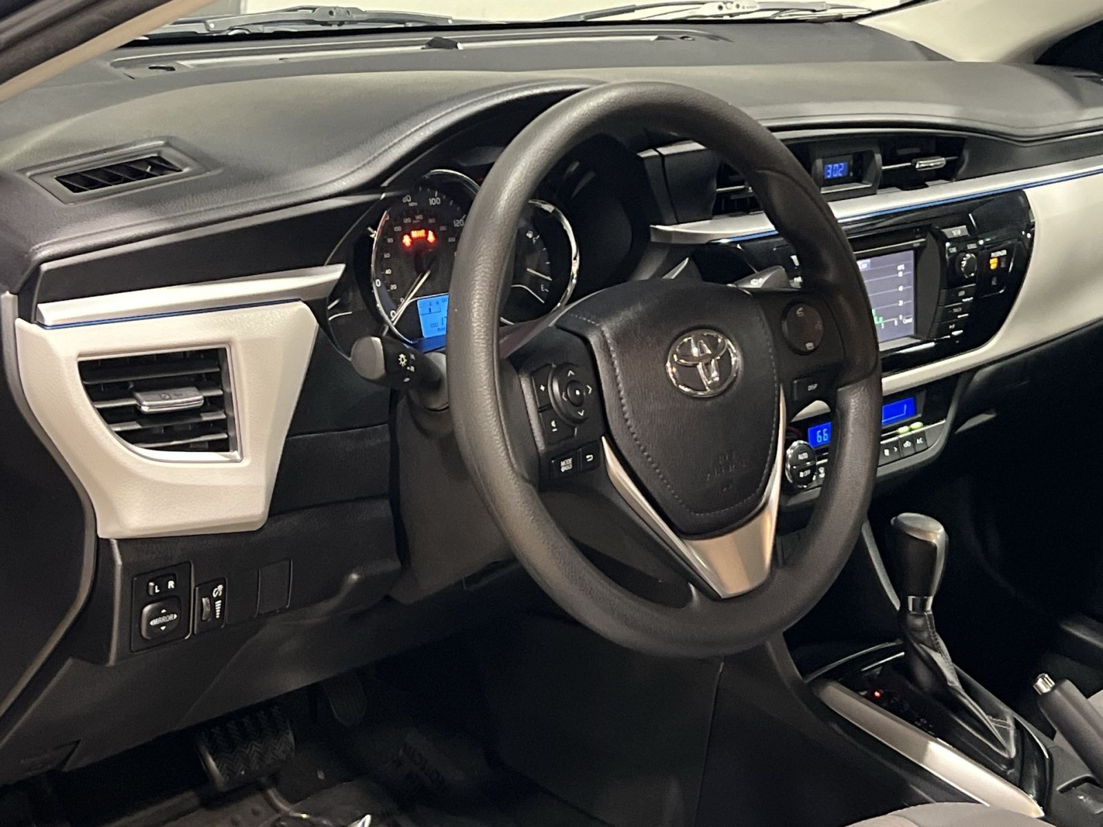 Used 2014 Toyota Corolla LE FWD image 15