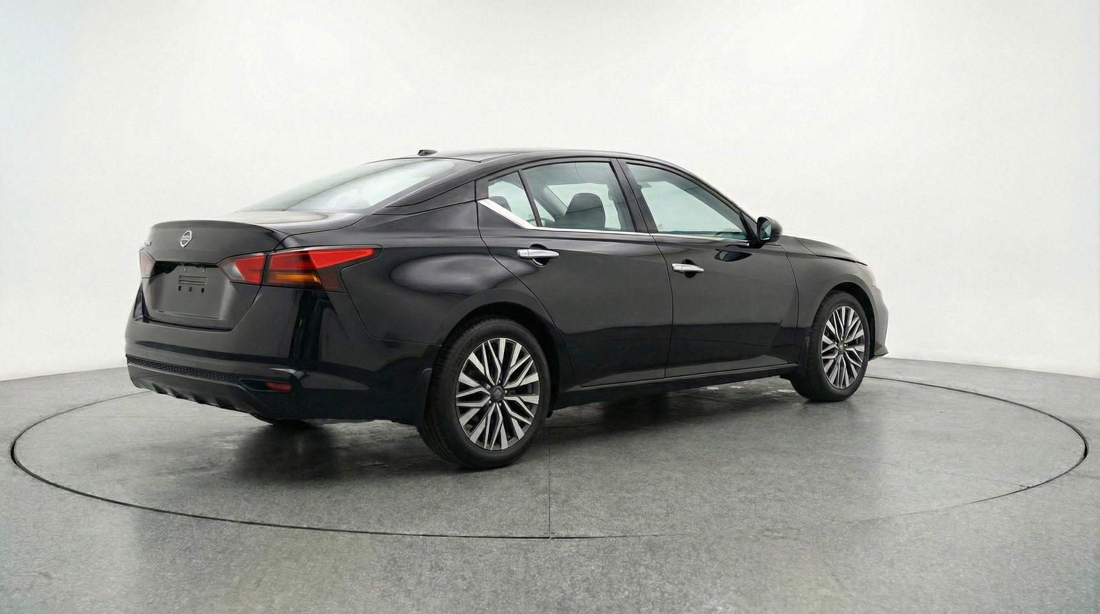 Used 2025 Nissan Altima 2.5 SV FWD image 9