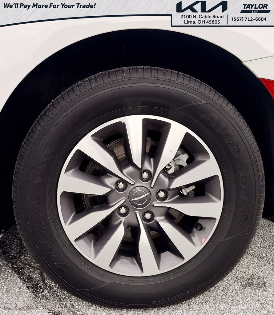 Used 2024 Chrysler Pacifica Limited FWD image 14