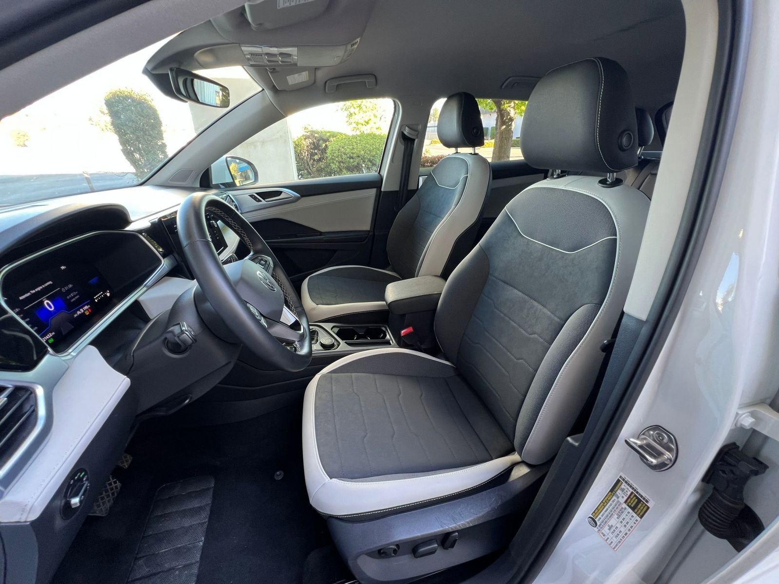 Used 2025 Volkswagen Taos SE image 28