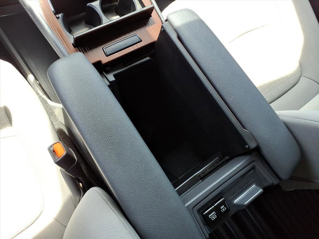 Used 2024 Toyota Sienna LE FWD image 32