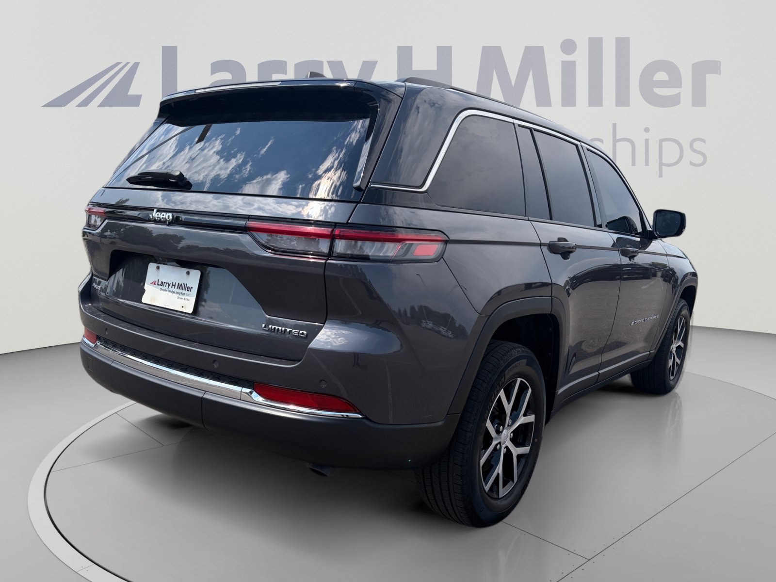 Used 2023 Jeep Grand Cherokee Limited AWD/4WD image 6