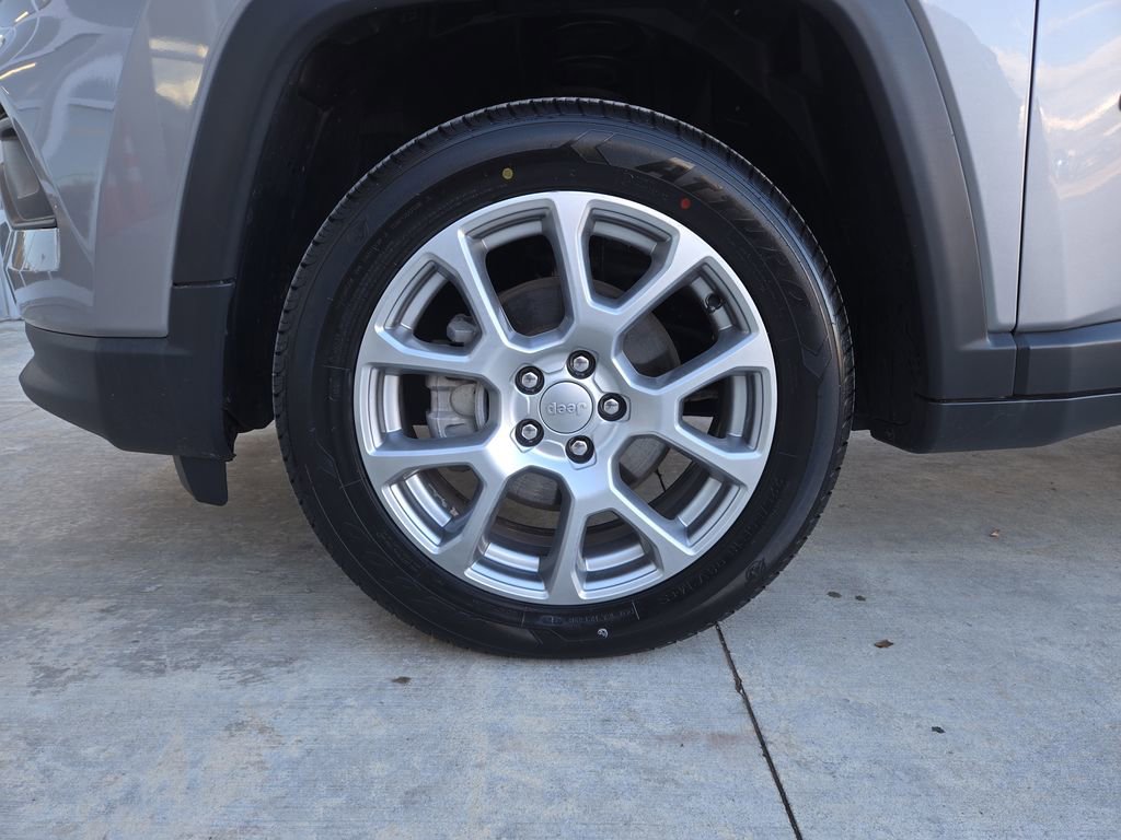 Used 2022 Jeep Compass Latitude image 10