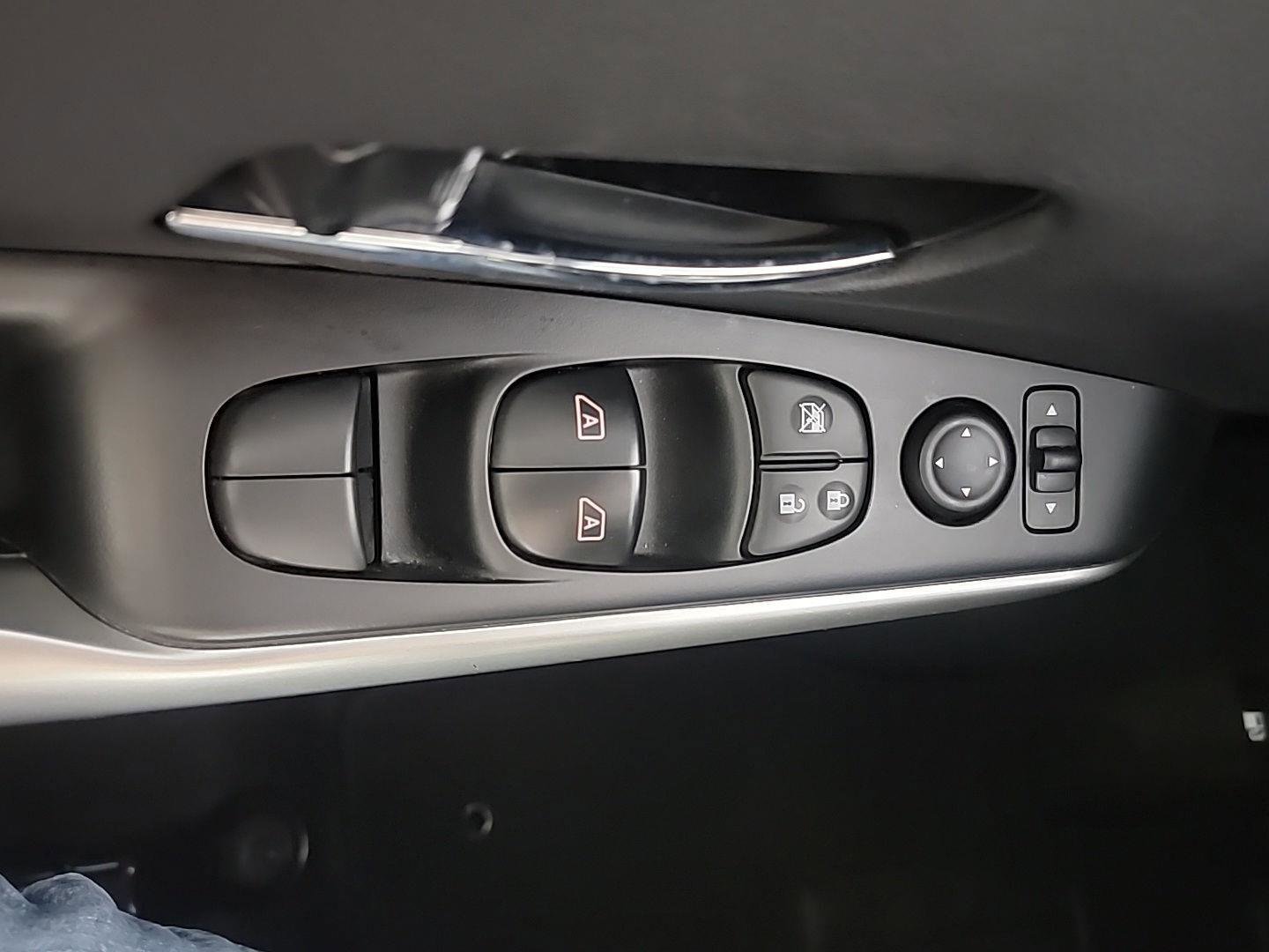 Used 2019 Nissan Kicks SR w/ SR Premium Package image 22