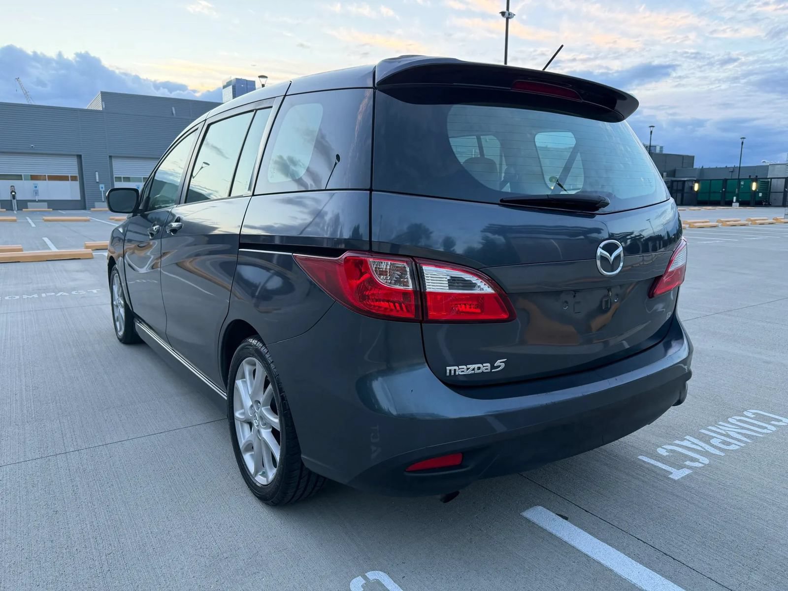 Used 2012 MAZDA MAZDA5 Touring w/ Moonroof & Audio Pkg FWD image 9