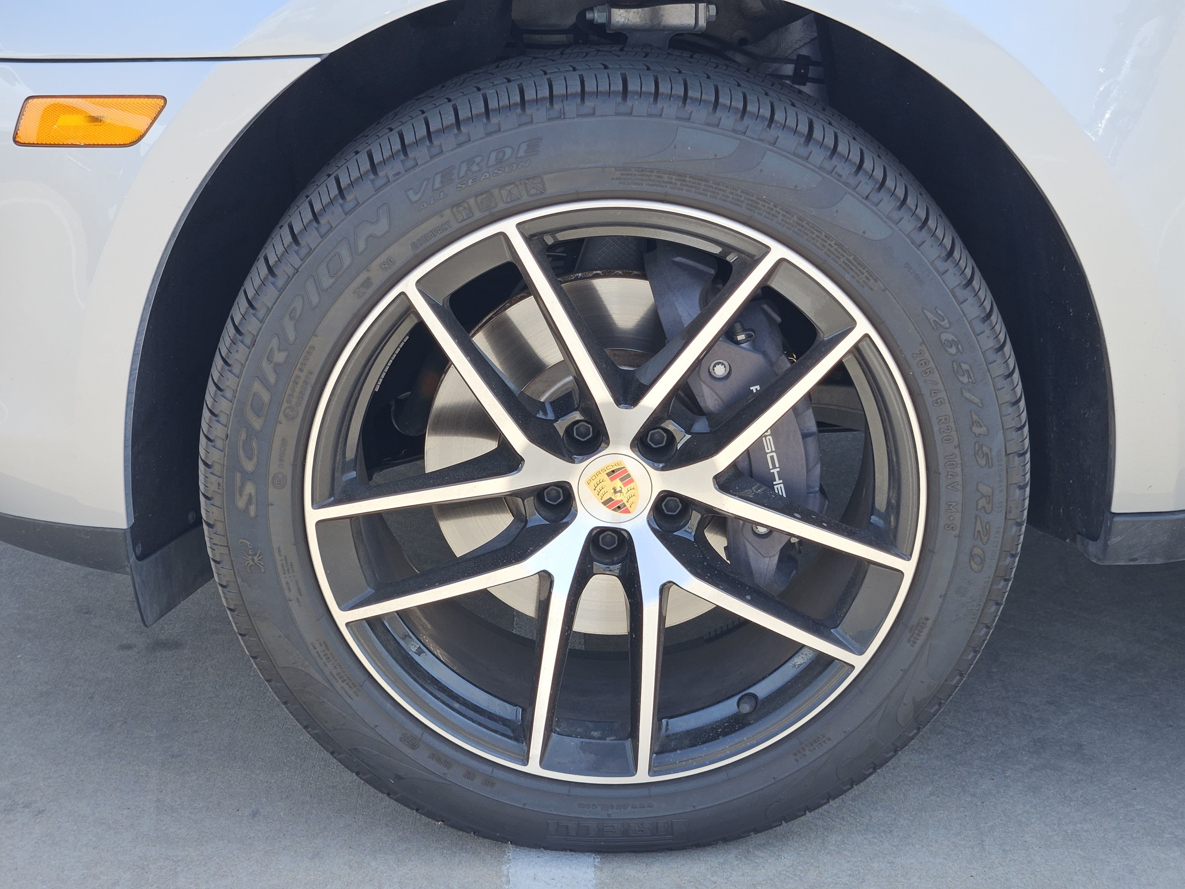 Certified 2025 Porsche Macan AWD/4WD image 14