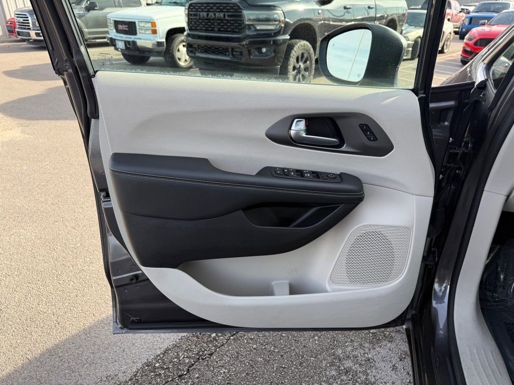 Used 2023 Chrysler Pacifica Touring-L image 8
