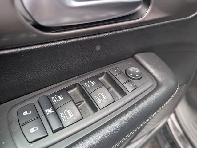 Used 2025 Chrysler Pacifica Select FWD image 18