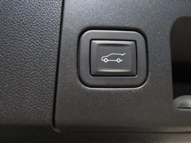 Used 2025 Cadillac XT4 Sport w/ Cold Weather Package FWD image 13