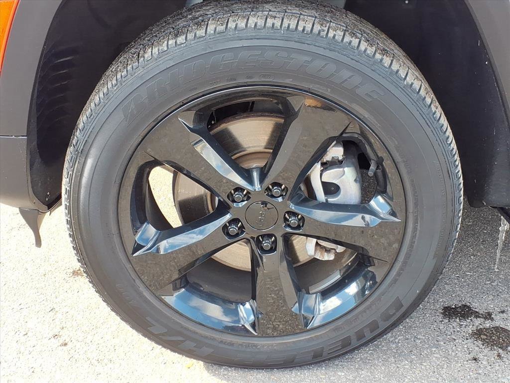 Used 2023 Jeep Grand Cherokee L Laredo image 9