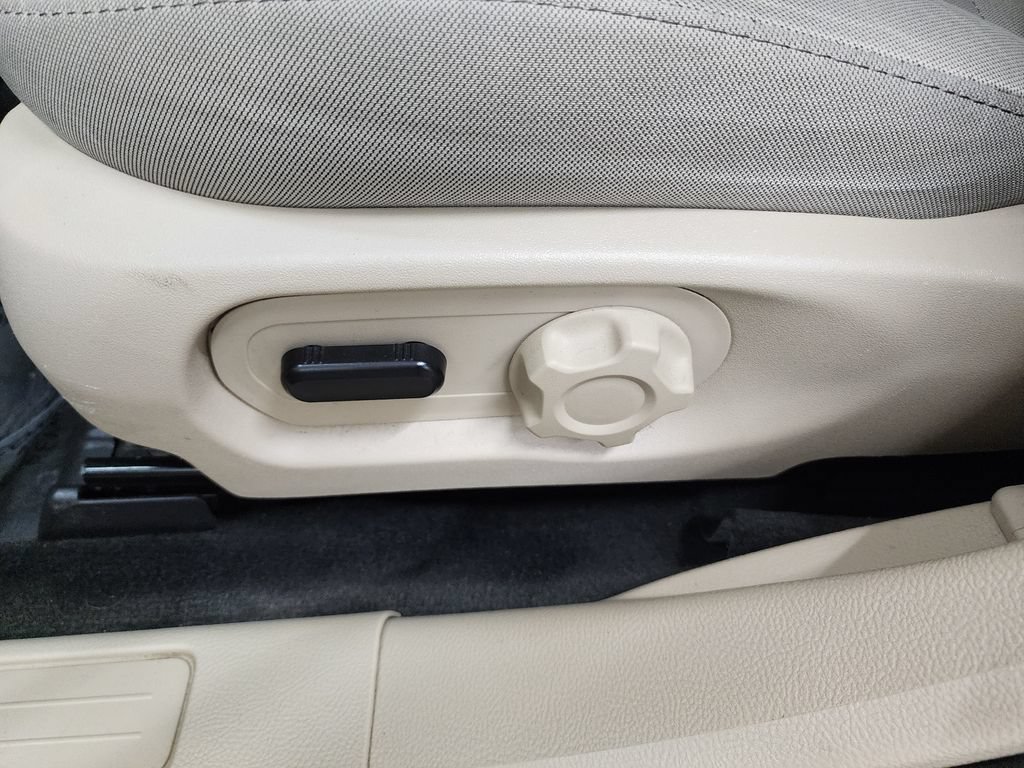 Used 2017 Ford Taurus SE FWD image 13
