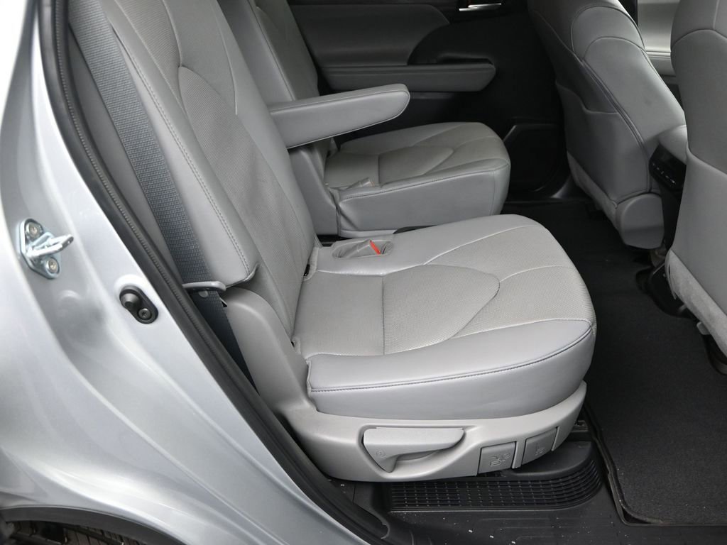 Used 2023 Toyota Highlander Limited image 16