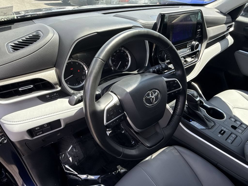 Used 2023 Toyota Highlander XLE AWD/4WD image 16