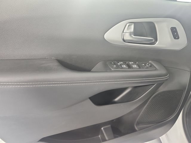 Used 2025 Chrysler Pacifica Limited FWD image 21