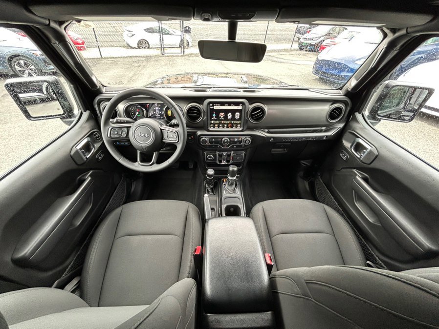Used 2023 Jeep Wrangler Unlimited w/ Sun & Screen Package AWD/4WD image 13