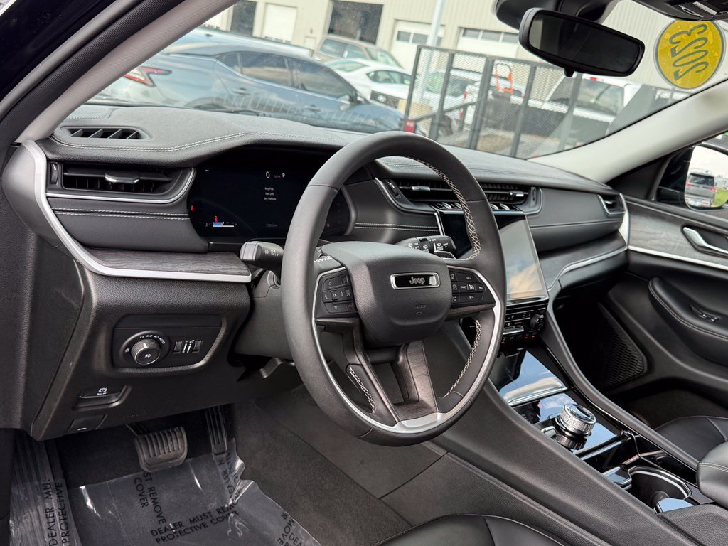 Used 2023 Jeep Grand Cherokee L Limited AWD/4WD image 4